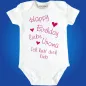 Preview: Baby‑Body „Happy Birthday liebe Oma“ mit Herzchen