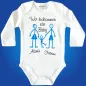 Preview: Babybody mit Strichmännchen‑Familie und personalisierten Namen