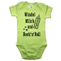 Preview: Babybody mit personalisiertem Namen auf Babyflasche
