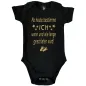 Preview: Baby‑Body mit frechem Eltern‑Spruch und modernem Design