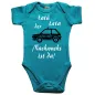 Preview: Baby‑Body mit blauem Polizeiauto und wählbarem Geburts‑Spruch