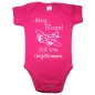 Preview: Babybody mit witzigem Text und Ankunfts‑Design
