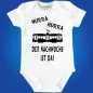Preview: Baby‑Body mit Spruch „Hurra hurra der Nachwuchs ist da“ und Straßenbahn