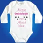 Preview: Babybody „Gemeinschaftsprojekt von …“ mit personalisiertem Namen