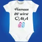 Preview: Baby‑Body mit Spruch „Hurraaa, du wirst Papa“ und Babyschühchen