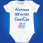 Preview: Baby‑Body „Hurraaa, du wirst Oma“ mit süßen Babyschuhen