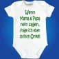 Preview: Bedruckter Babybody mit Fun‑Spruch über Mama und Papa