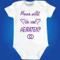 Preview: Baby‑Body mit Herzchen und Heiratsfrage