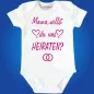 Preview: Baby‑Body mit Hochzeitsringen und liebevollem Text