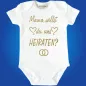 Preview: Baby‑Body mit Herzen, Ringen und wählbarem Eltern‑Spruch