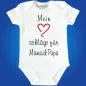 Preview: Baby‑Body mit Herzmotiv und Spruch „Mein Herz schlägt für Mama & Papa“