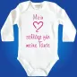 Preview: Baby‑Body mit rotem Herz und Familien Spruch
