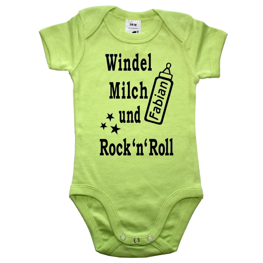 Babybody mit personalisiertem Namen auf Babyflasche