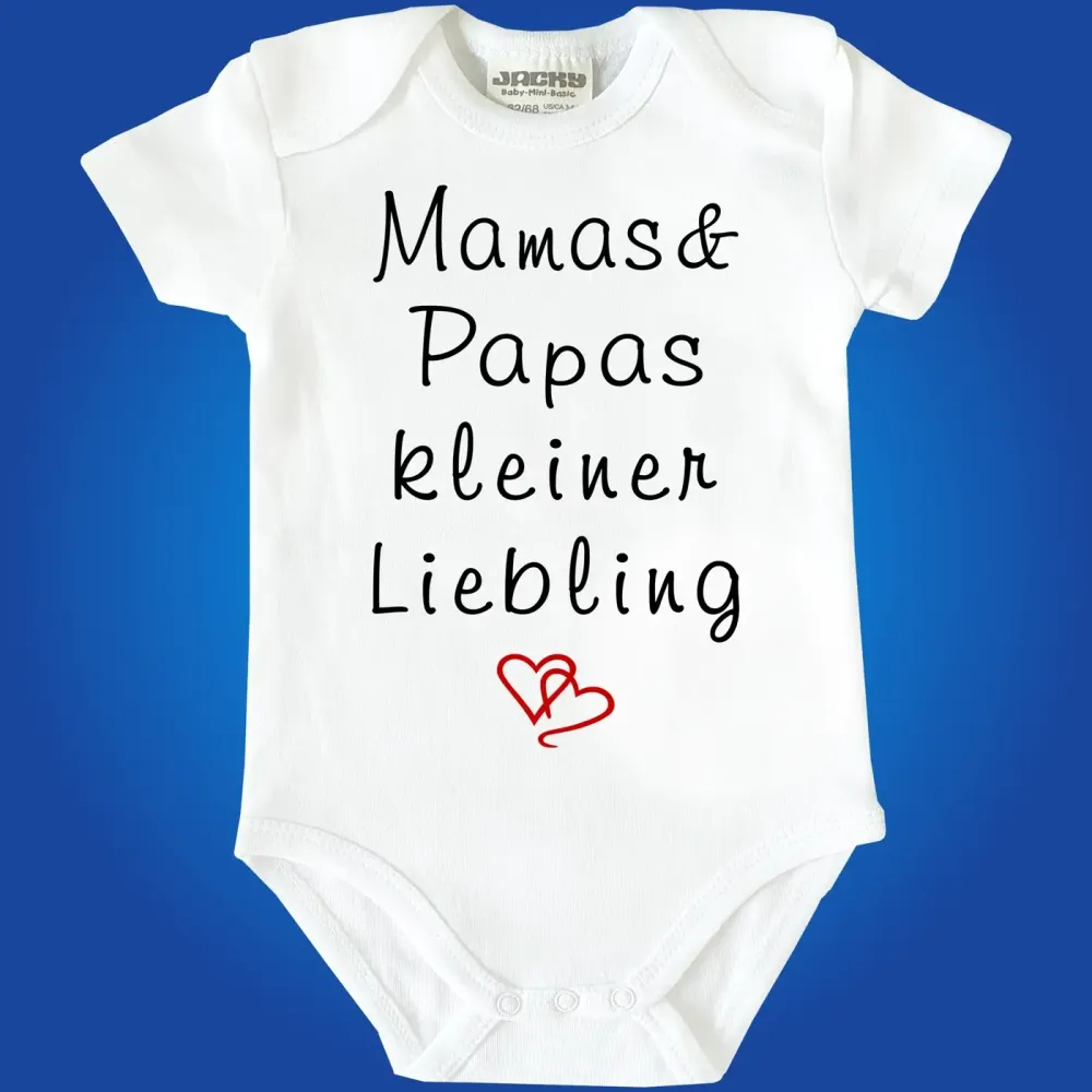 Baby‑Body mit Spruch „Mamas kleiner Liebling“ und zwei Herzen