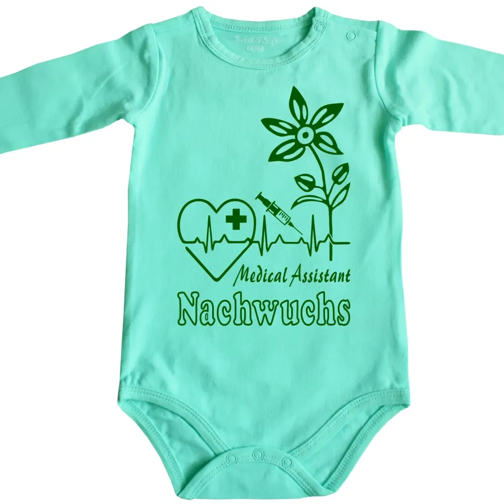 Preview: Baby-Body für Nachwuchs von Pflegefachkräften mit Herz‑ und Spritze‑Grafik