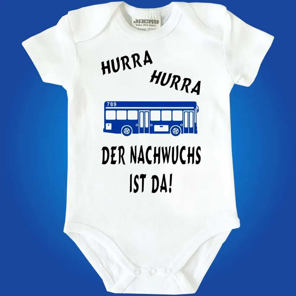 Baby‑Body mit Spruch „Hurra hurra der Nachwuchs ist da“ und Bus