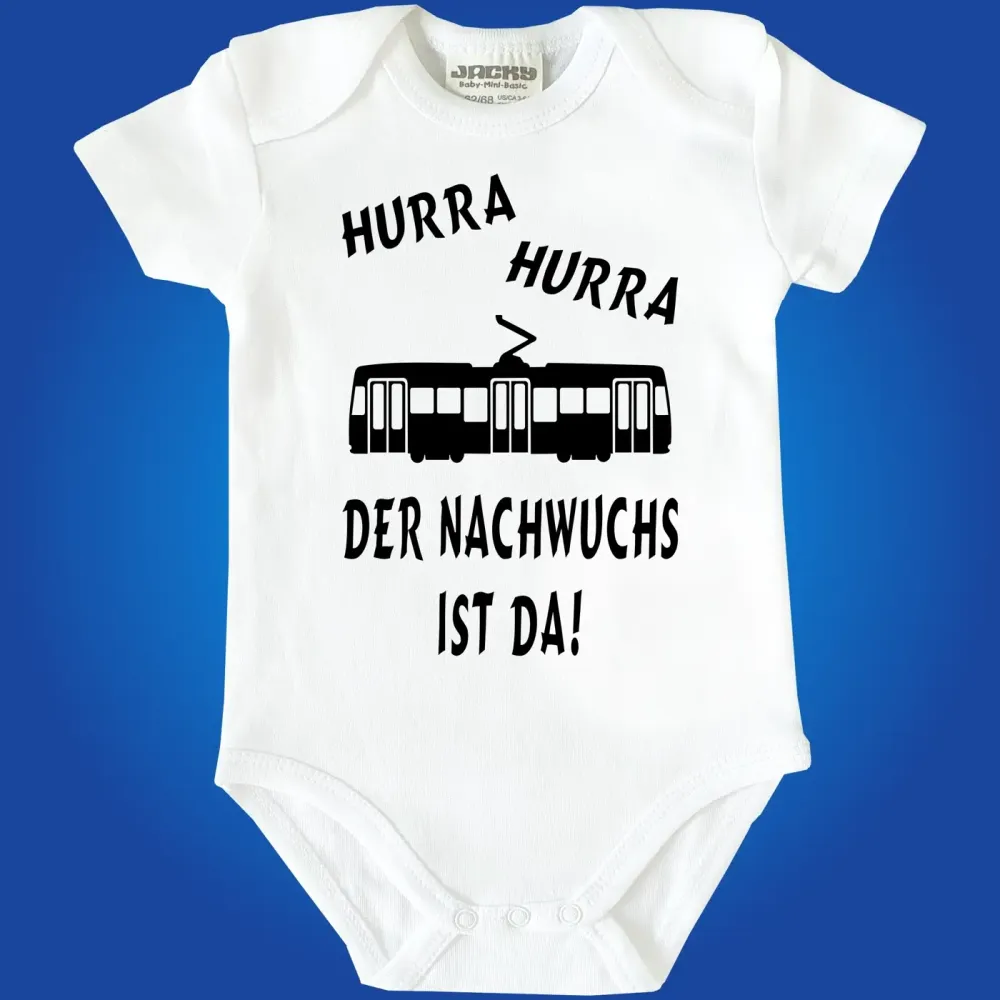 Baby‑Body mit Spruch „Hurra hurra der Nachwuchs ist da“ und Straßenbahn