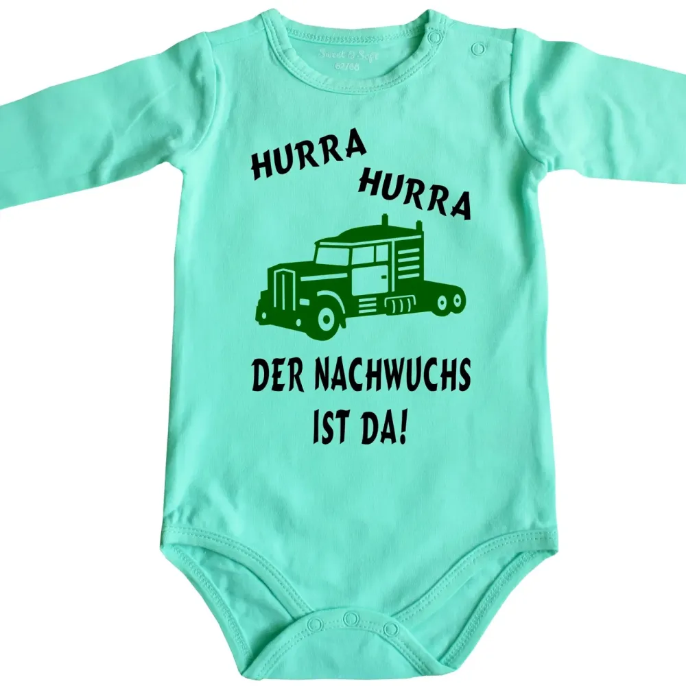 Baby‑Body mit Spruch „Hurra hurra der Nachwuchs ist da“ und LKW