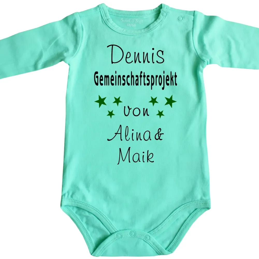 Baby-Body „Gemeinschaftsprojekt von …“ mit personalisiertem Namen