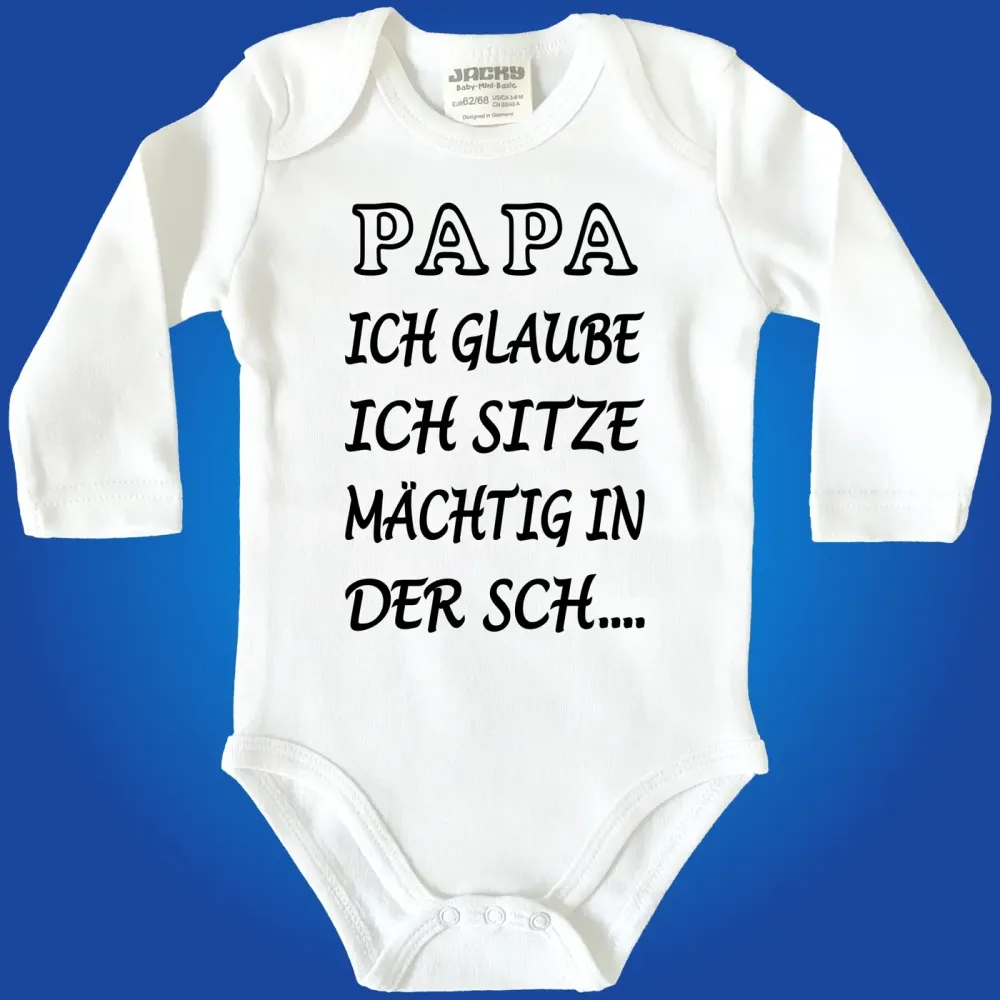 Baby‑Body mit Spruch „Ich sitze mächtig in der Schei…“