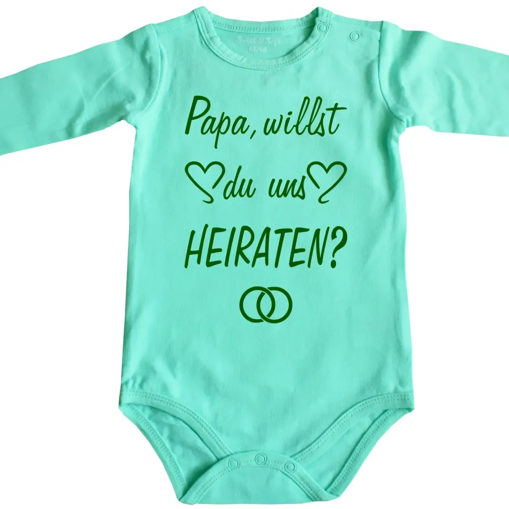Preview: Baby‑Body mit Hochzeitsringen und liebevollem Text