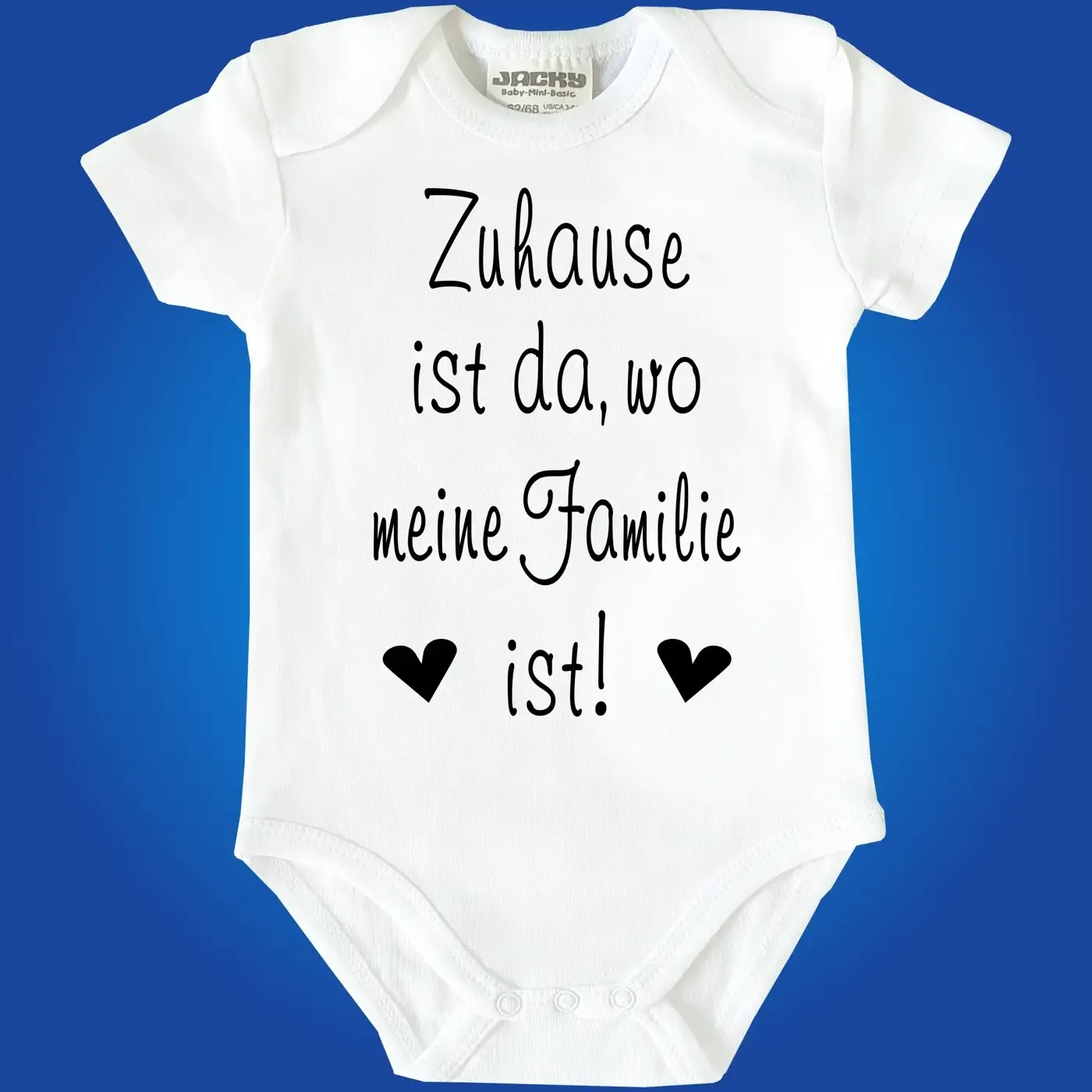 Baby‑Body mit süßem Text über Zuhause und Familie