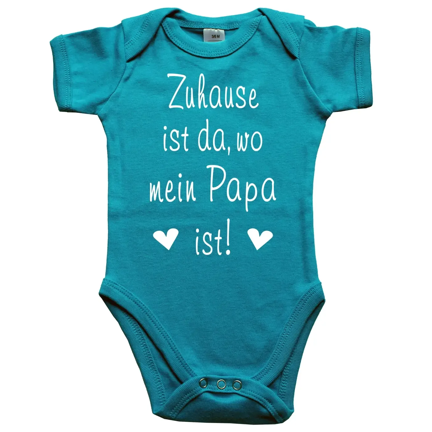 Baby‑Body mit Spruch „Zuhause ist das, wo Mama & Papa sind“