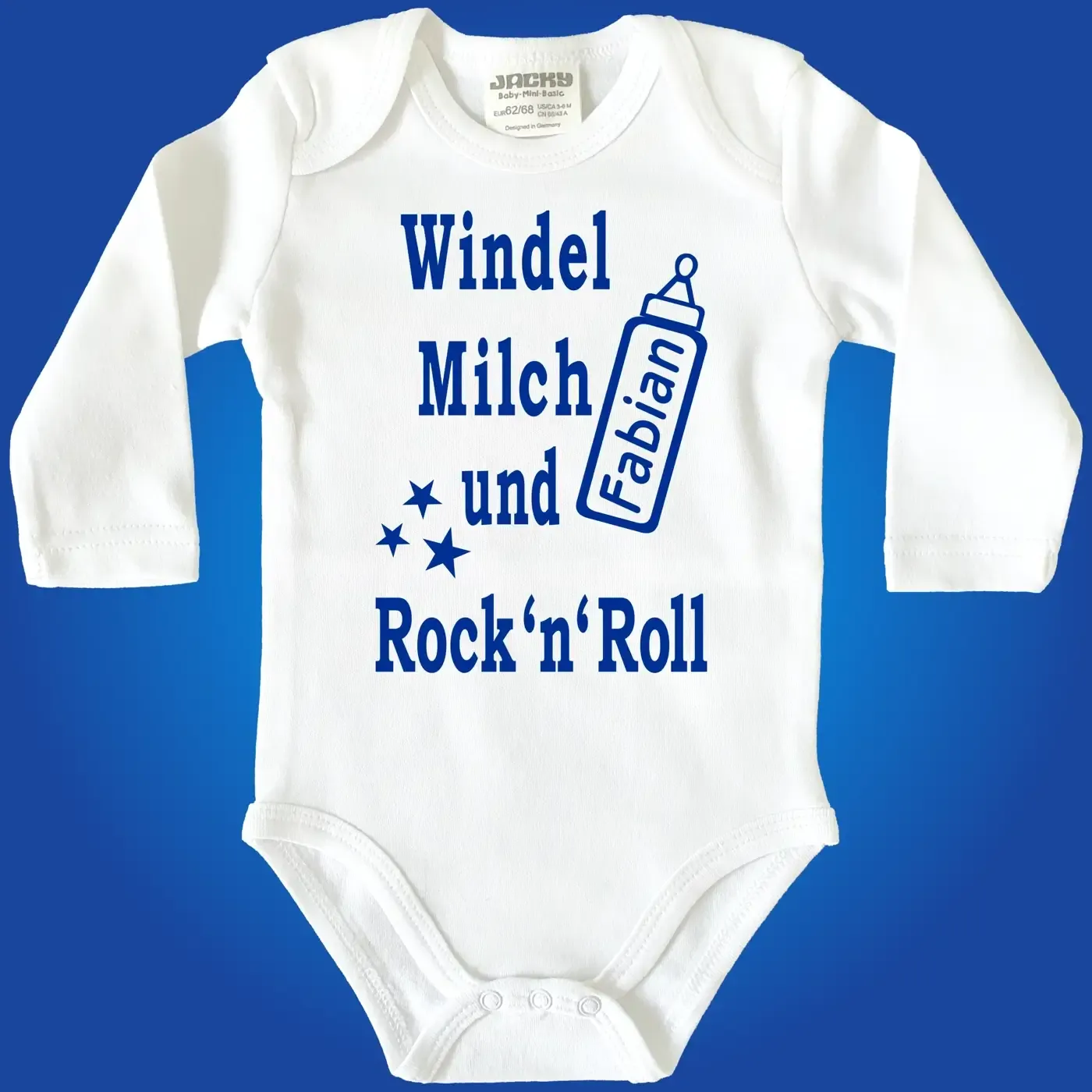 Babybody mit personalisiertem Namen auf Babyflasche
