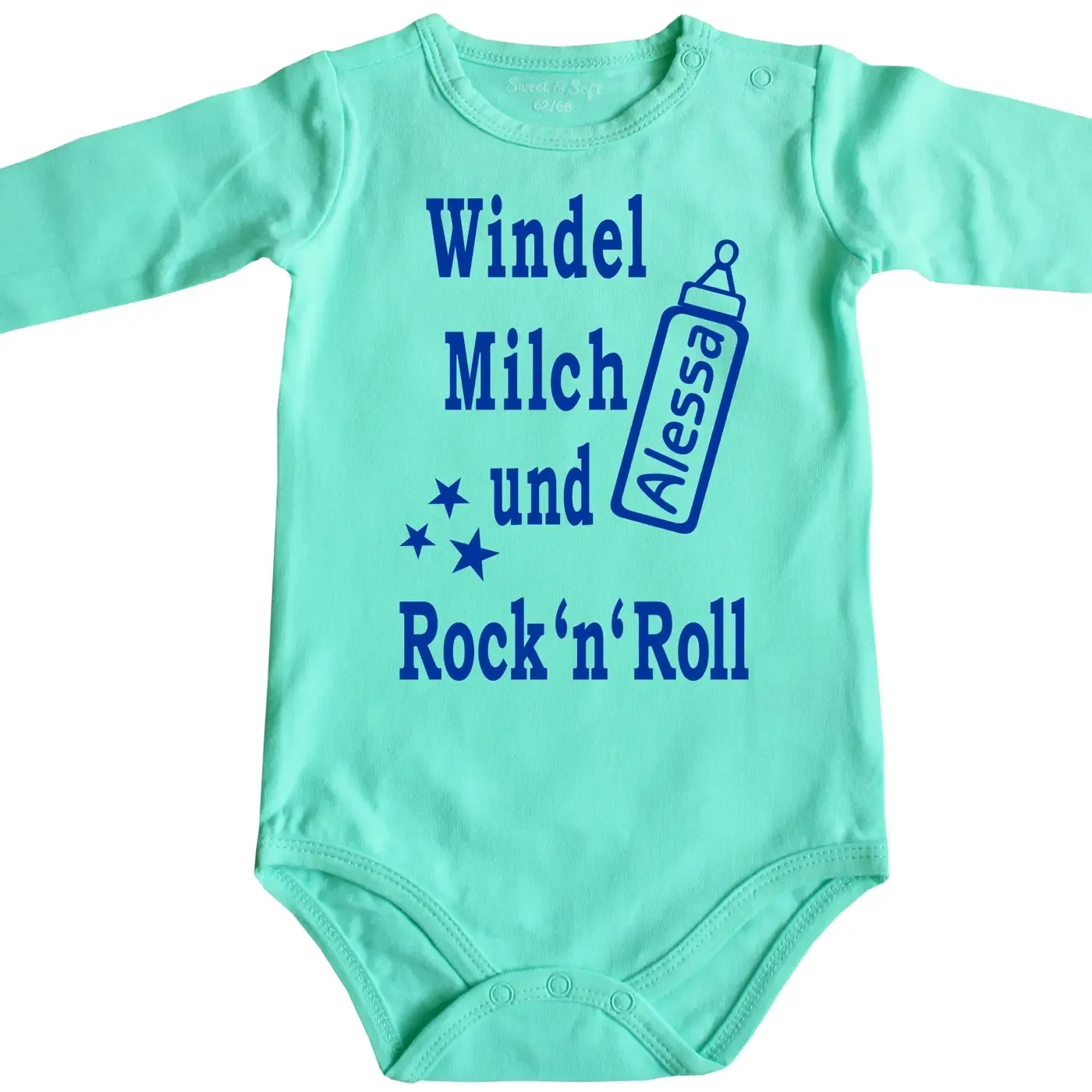 Babybody mit personalisiertem Namen auf Babyflasche