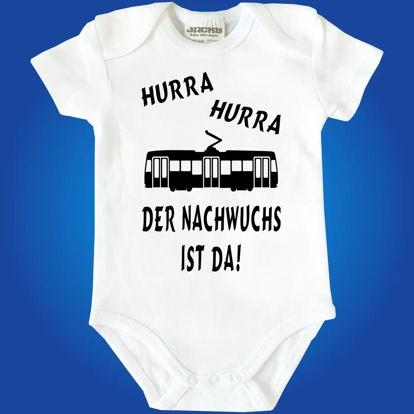 Baby‑Body mit Spruch „Hurra hurra der Nachwuchs ist da“ und Straßenbahn