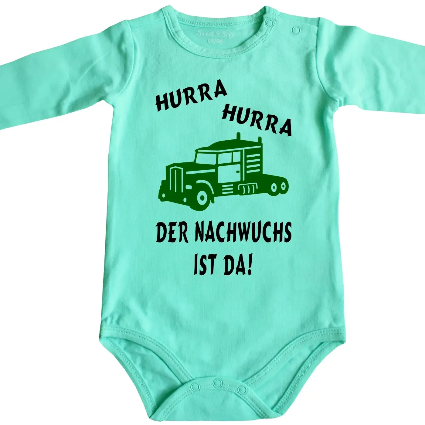 Baby‑Body mit Spruch „Hurra hurra der Nachwuchs ist da“ und LKW