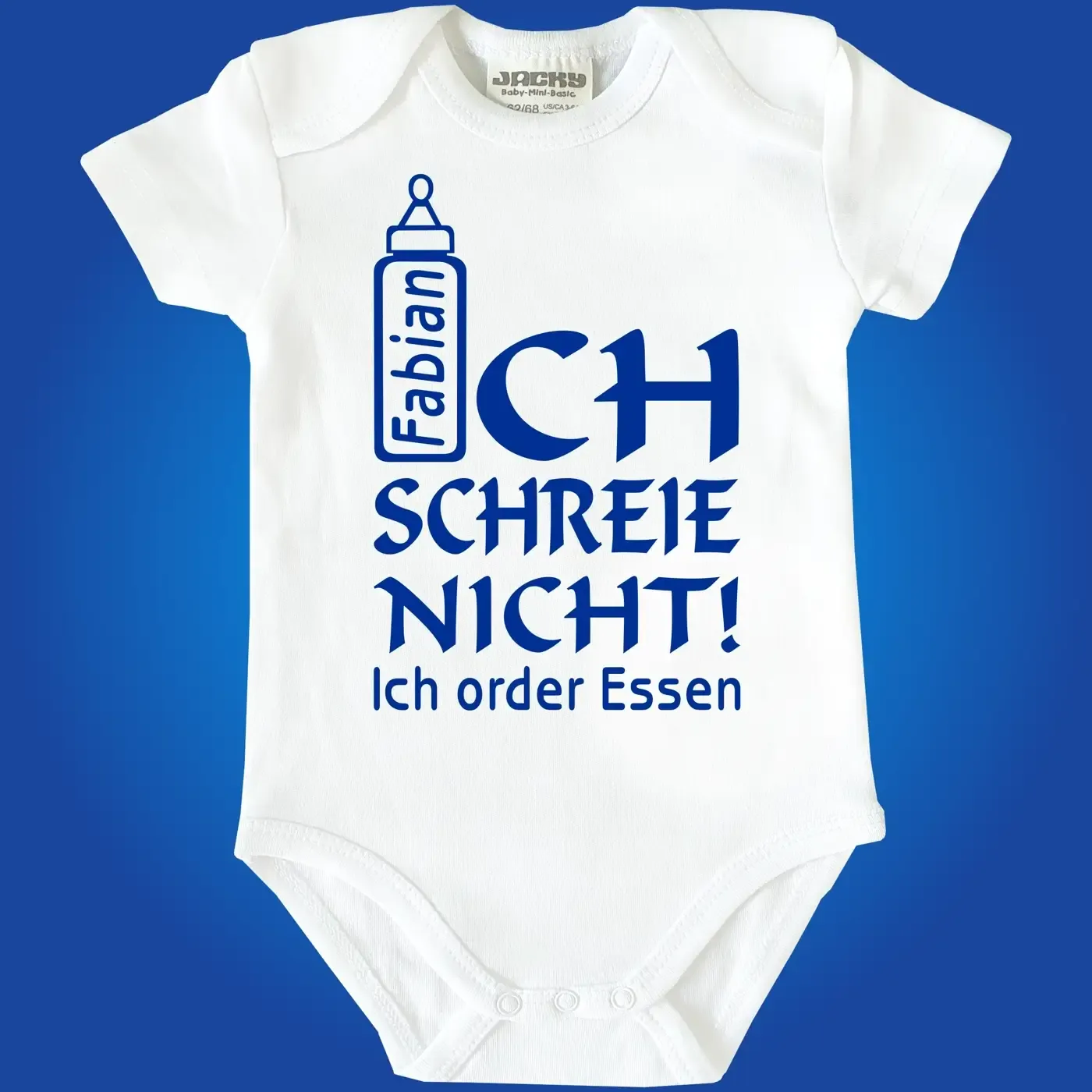 Babybody mit personalisiertem Namen auf Babyflasche
