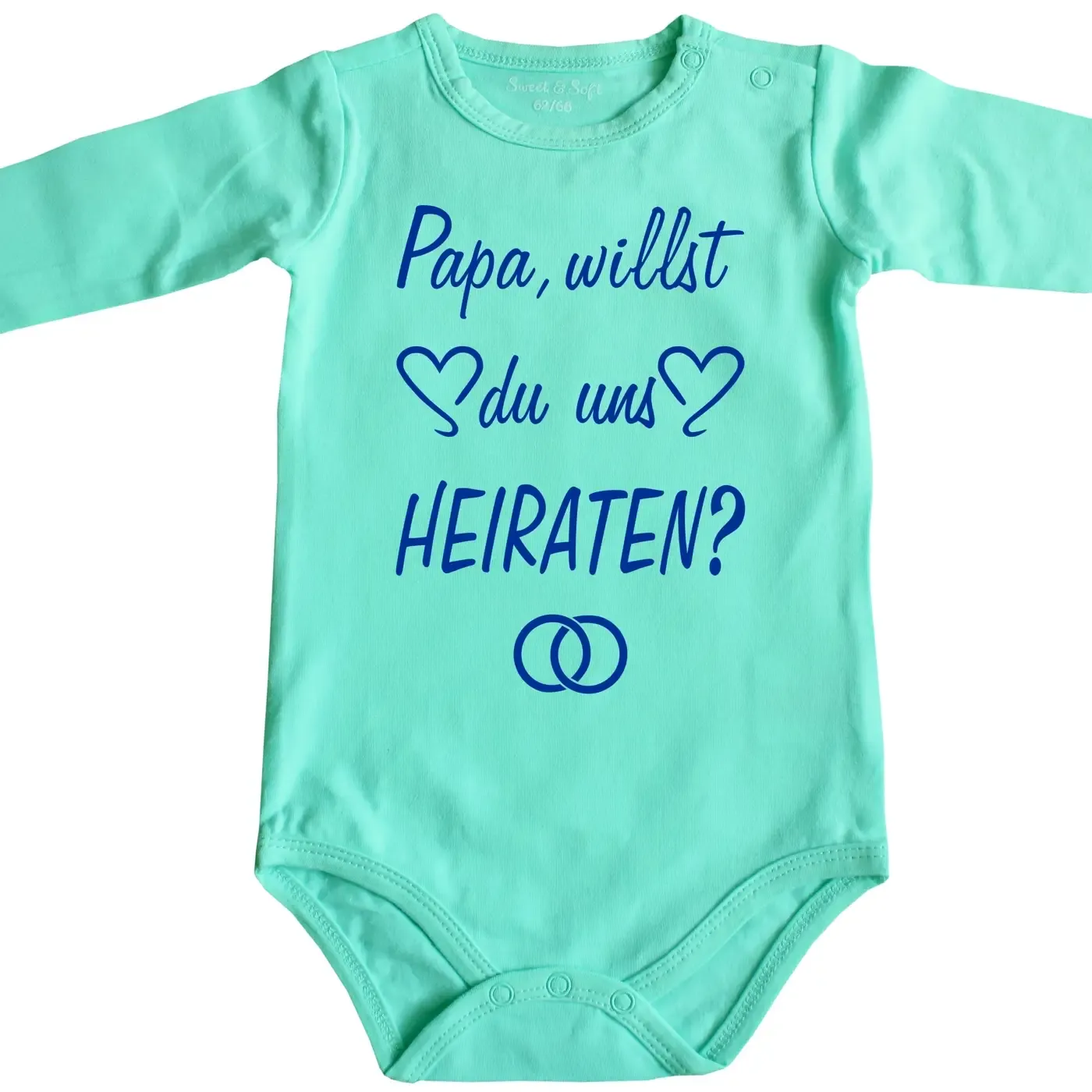 Baby‑Body mit Herzchen und Heiratsfrage