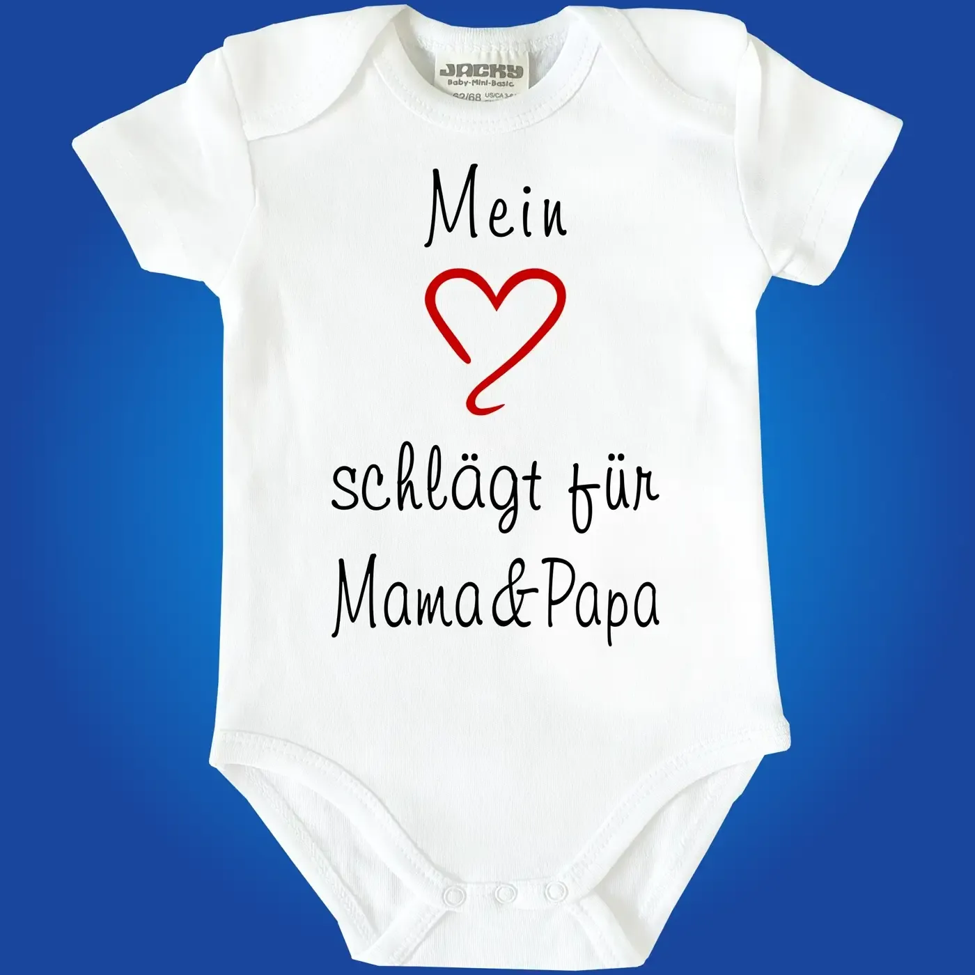Baby‑Body mit Herzmotiv und Spruch „Mein Herz schlägt für Mama & Papa“