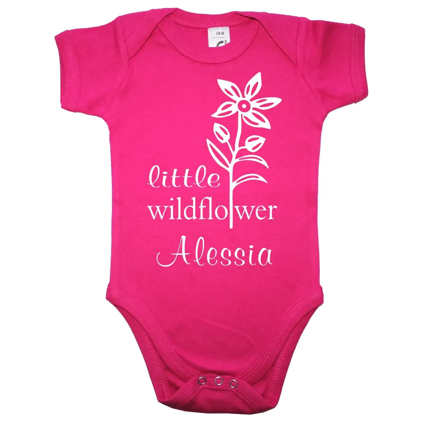 Baby‑Body mit Wildblume und „wildflower“-Schriftzug